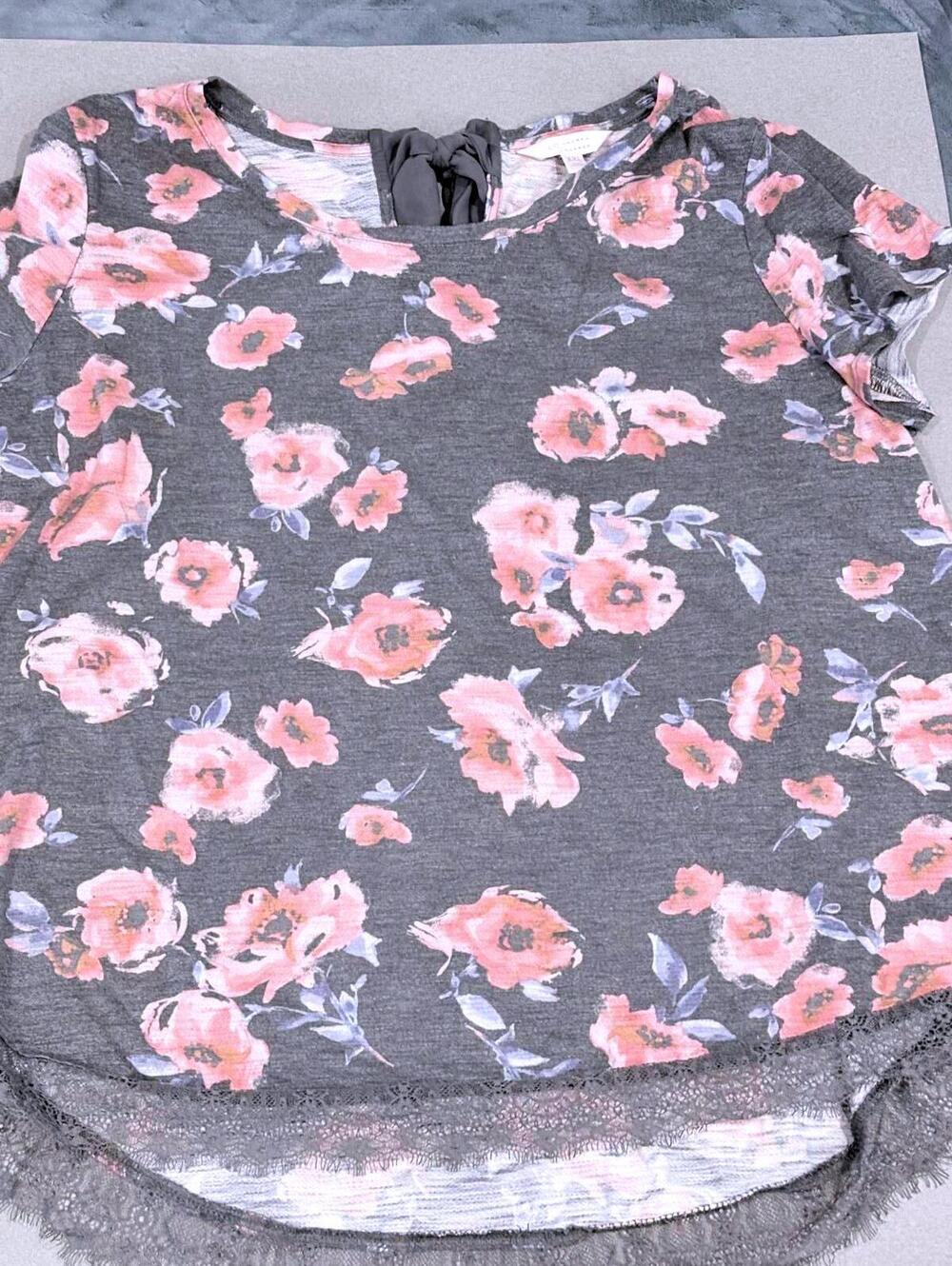 LC Lauren Conrad Gray Floral Print Short Sleeve Top with Lace Hem and Back Tie - Picture 5 of 11